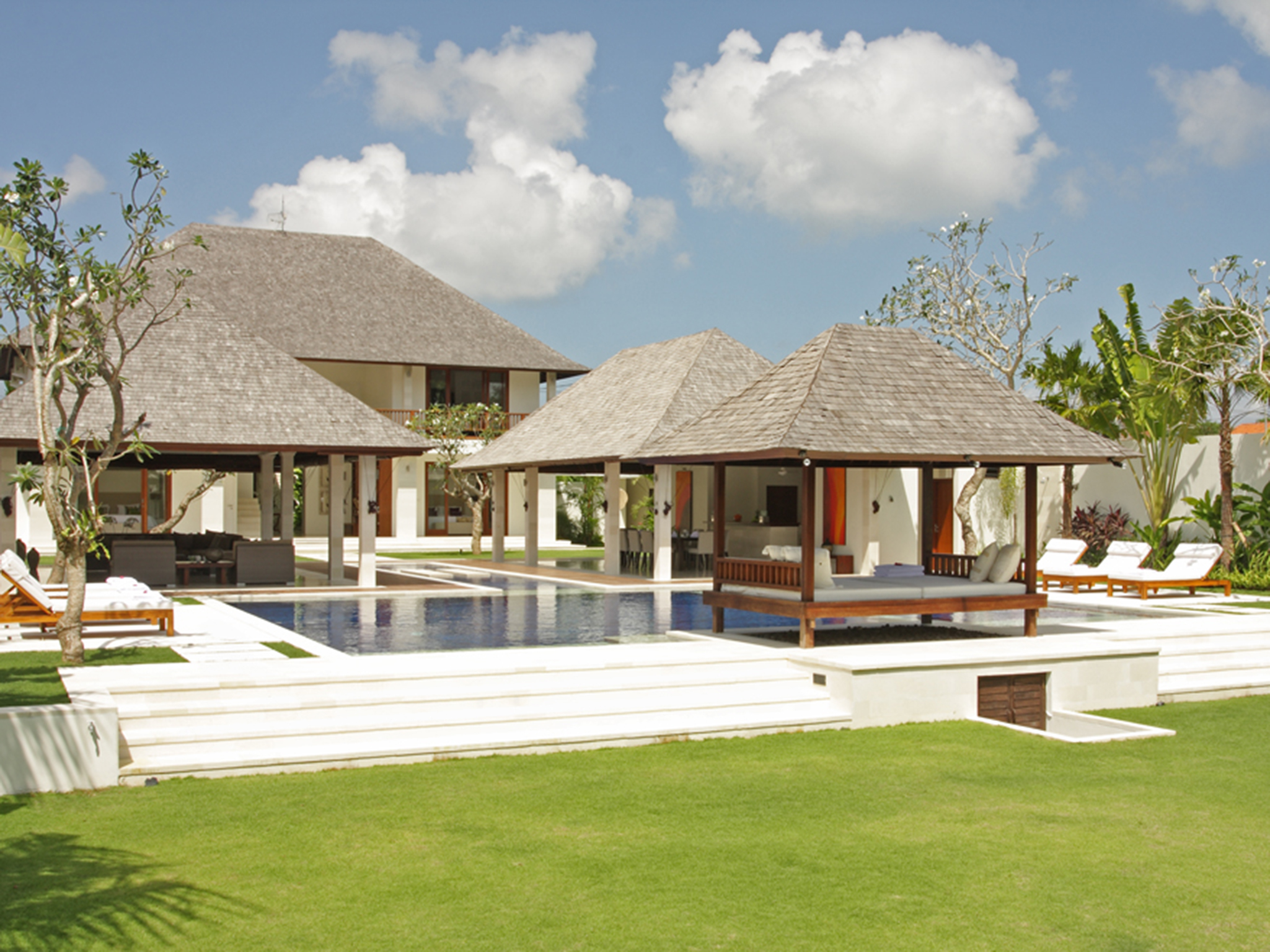 Villa Asante - Pool and lawn - Villa Asante, Canggu, Bali